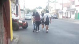 Jóvenes caminando por el Centro de Mazatlán