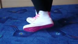 Jana shows her Converse All Star Chucks hi white neon pink