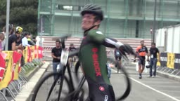 angry cyclist destroys his bike at red hook milano 2016