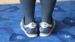 Jana shows her Adidas sneakers country rip dark blue silver