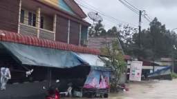 Severe flooding in the south of Thailand about 10 thousand residential buildings were in the disaste