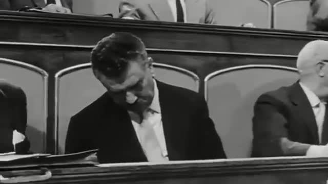 Peppone in senato - fascisti!!