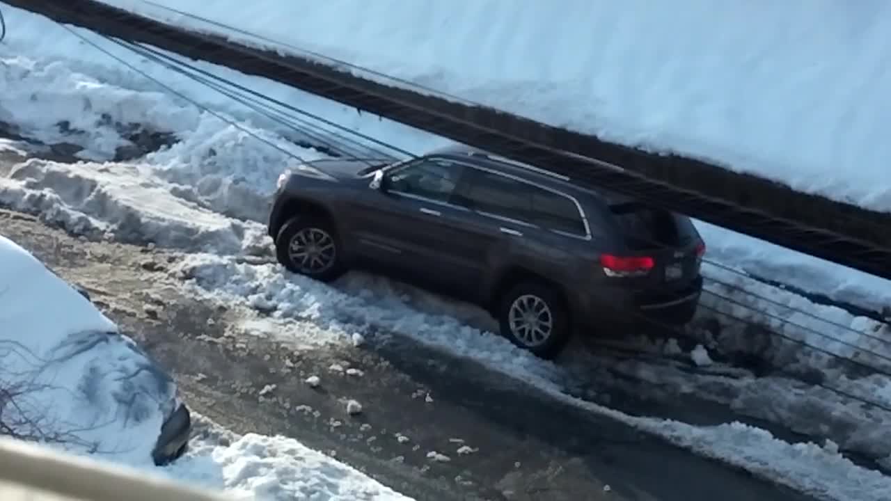 White boy got stuck in snow ๐ญ๐ญ๐ญ White boy got stuck in snow ๐ญ๐ญ๐ญ