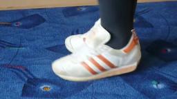 Jana shows her Adidas sneaker country rip white orange