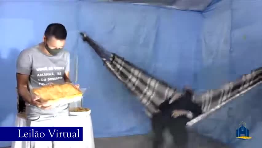 Padre leiloando uma lasanha