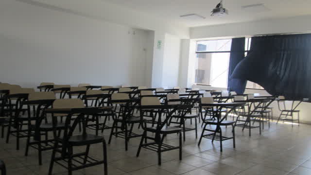 subiendo las escaleras de una universidad