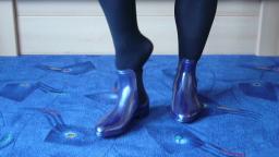 Jana shows her shiny rubber booties chelsea blue with glitter