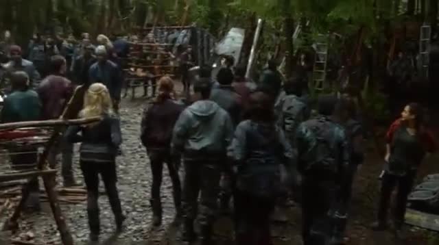 Los 100 Temporada 1 pero el contexto fue atravesado por una lanza :V