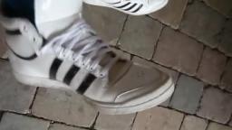 Jana make a shoeplay with her Adidas Top Ten hi shiny white and black