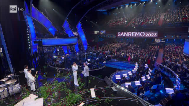 blanco spacca i fiori sul palco di sanremo