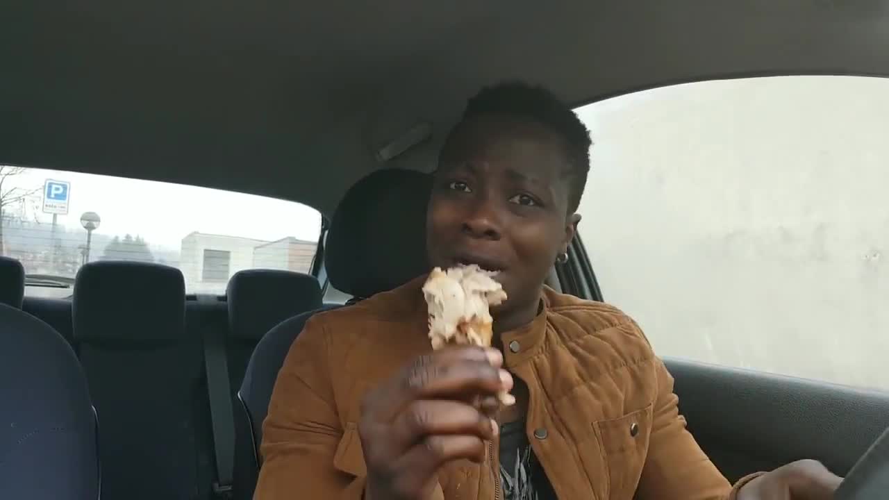 Ragazzo nero stanco, racconta il suo dispiacere verso il pollo