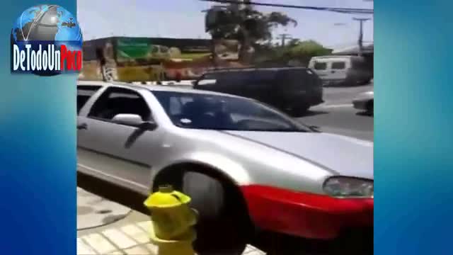 Auto Destrozado por bus del transantiago, por no darle el paso, chofer versus flaite