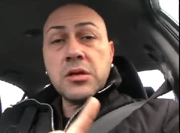 arıza adam 8 mart  2011  dünya kadınlar günün de istanbul trafiğınde şarkı söylüyo