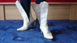 Jana shows her high Heel cowgirl boots creme with zipper