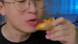 Lazy Jim Harino and his ex-girlfriend Eva Marmot eat pineapple pizza