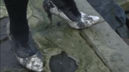 Jana make a mud flat session with her shiny nude high heel pumps