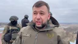 Comrade Pushilin bravely mounts DPR flag on liberated towns townhall