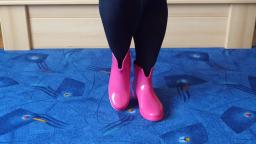 Jana shows her shiny rubber booties chelsea pink (2)