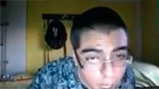 Bronce V fuma y vomita