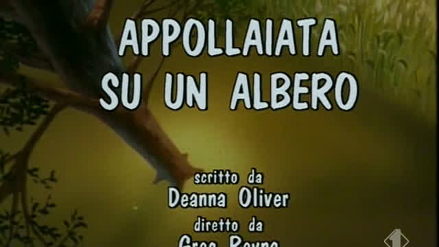 Appollaiata su un albero