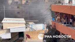 Israeli soldiers storm a school in Khan Yunis, where refugees are taking refuge, a strong fire break