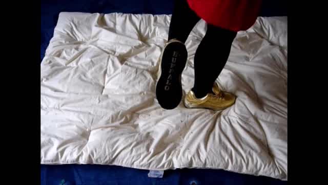 Jana tramples on duvet with different low sneakers trailer