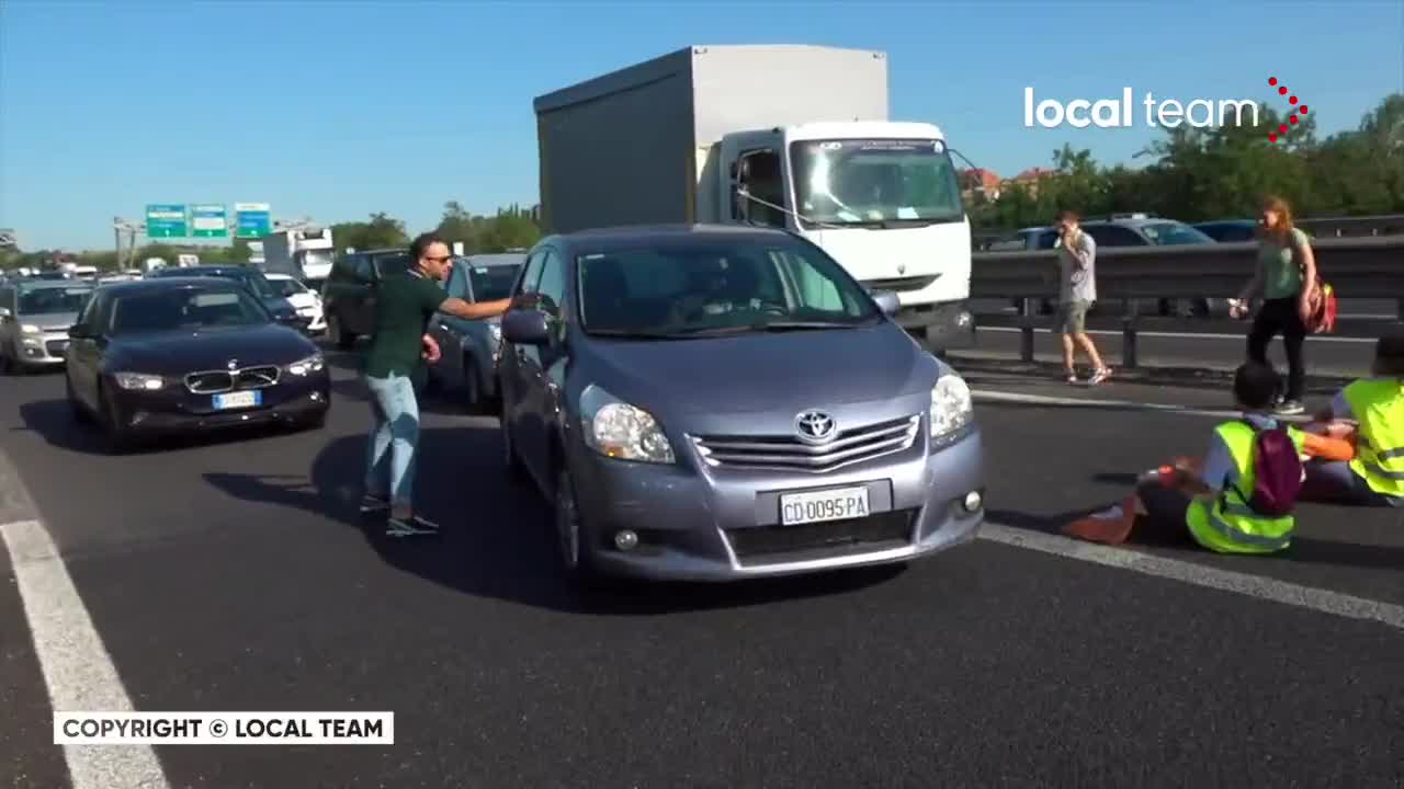 Idiot protesters get destroyed by Italian motorists [HD]