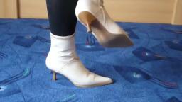 Jana shows her spike heel booties creme