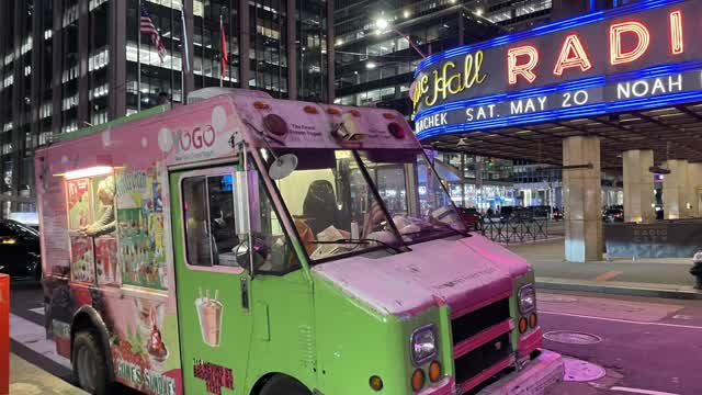 YTP:DAN AND RIYA WORK FOR A ICE CREAM TRUCK AND THEY EXPLODE AND DIE