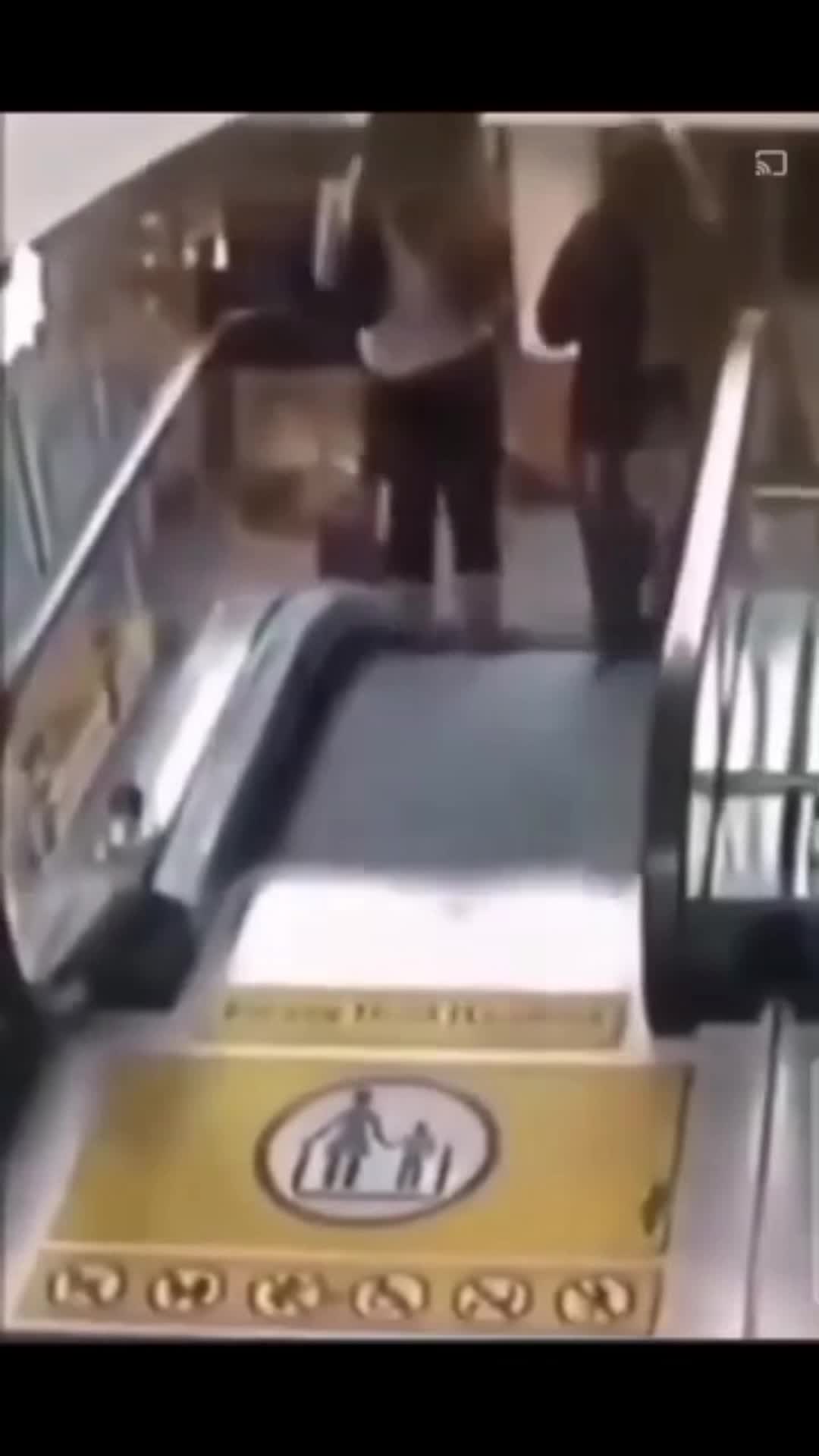 Vieja cayendose con You spin me round de fondo(ÉPICO)