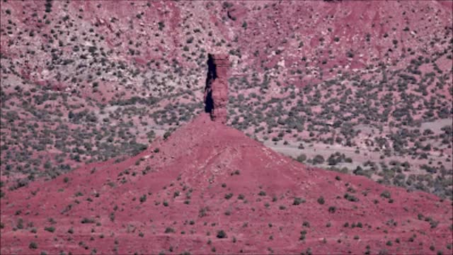 193 Qué es esta estructura rectangular solitaria en los cañones de Utah
