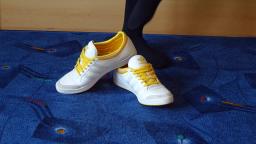 Jana shows her Adidas Top Ten low white and yellow