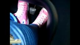 Jana make a pedal pumping with her pink Converse All Star Chucks hi and shiny blue jeans leggins tra