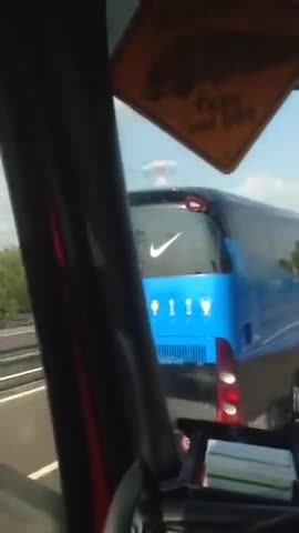 CAMIONISTA insulta pullman dell'inter