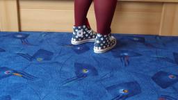 Jana shows her Converse All Star Chucks hi blue with white stars